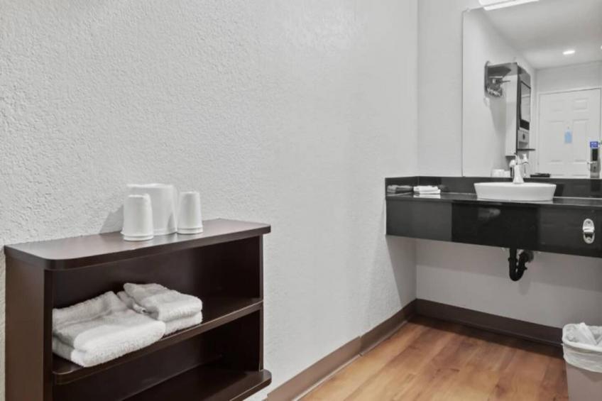 1 Queen Bed  Mini Fridge - foto 19
