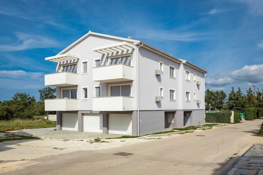 Lana Luxe - One Bedroom Apartment with Balcony