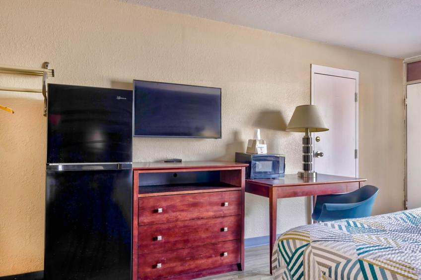 1 Queen Bed | Smoking, Micfridge - foto 17