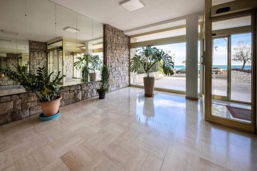 06b - Beau 2 Pièces Rénové Avec Terrasse Vue Mer - foto 6