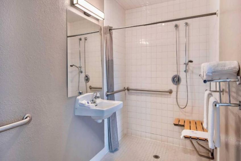 1 Queen Bed  ADA/Tub - foto 14