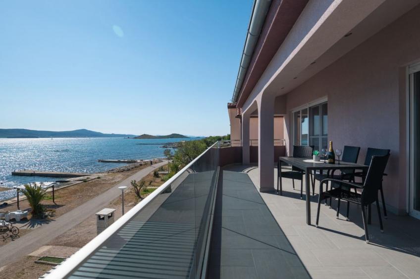 Wohnung in Turanj mit sicherem Parkplatz - foto 2