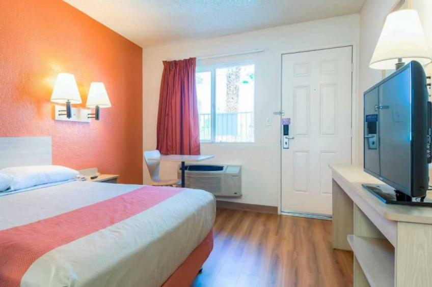 1 Queen Bed  Mini Fridge - foto 8