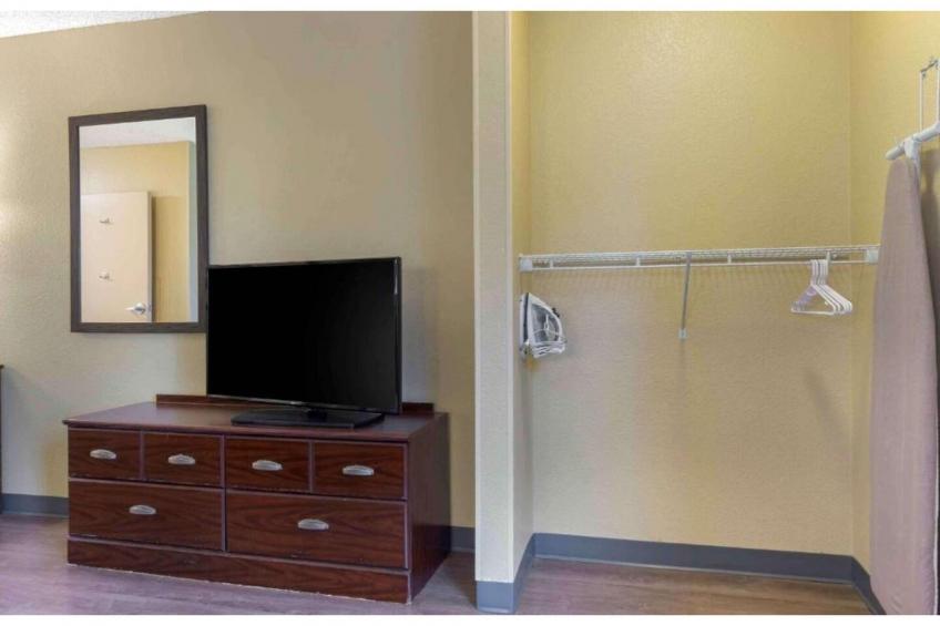 1 Queen Bed  ADA\/RI Shower\/Non-Smoking\/Kitchen - foto 38