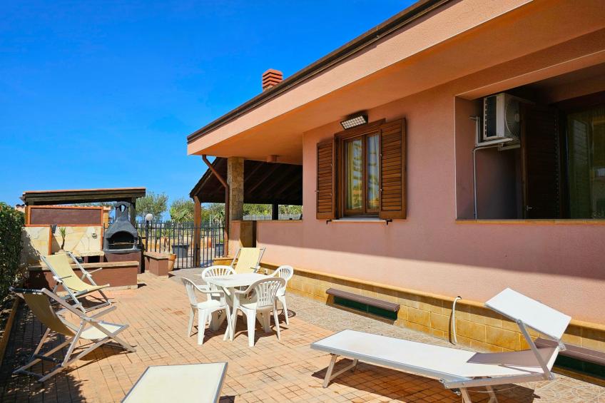 Helle mediterrane Villa mit Veranda und Garten - foto 2