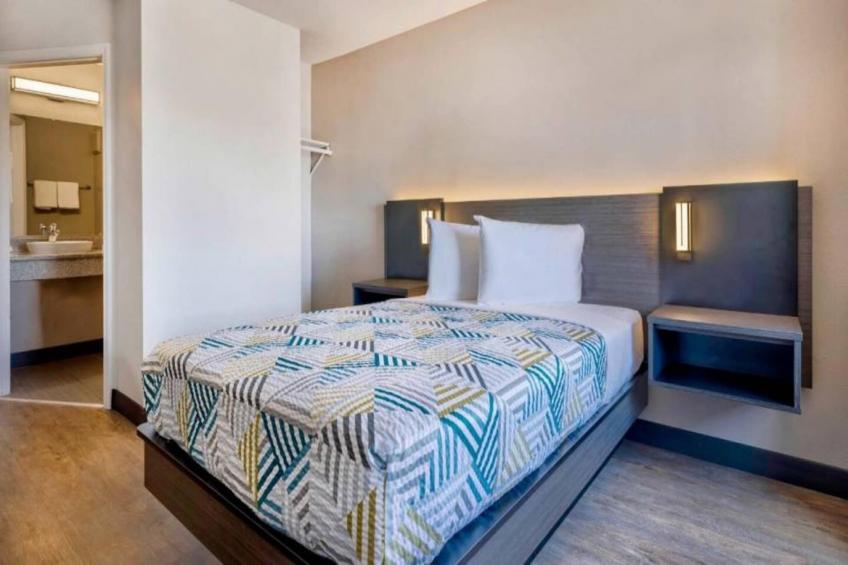 1 King Bed  Non-Smoking Micfridge - foto 12