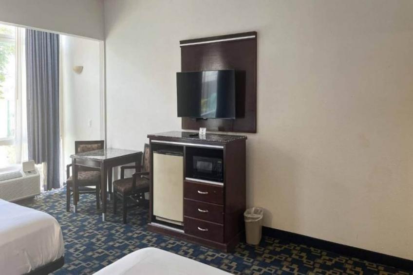 2 Queen Beds  Non-Smoking Mini Fridge - foto 4