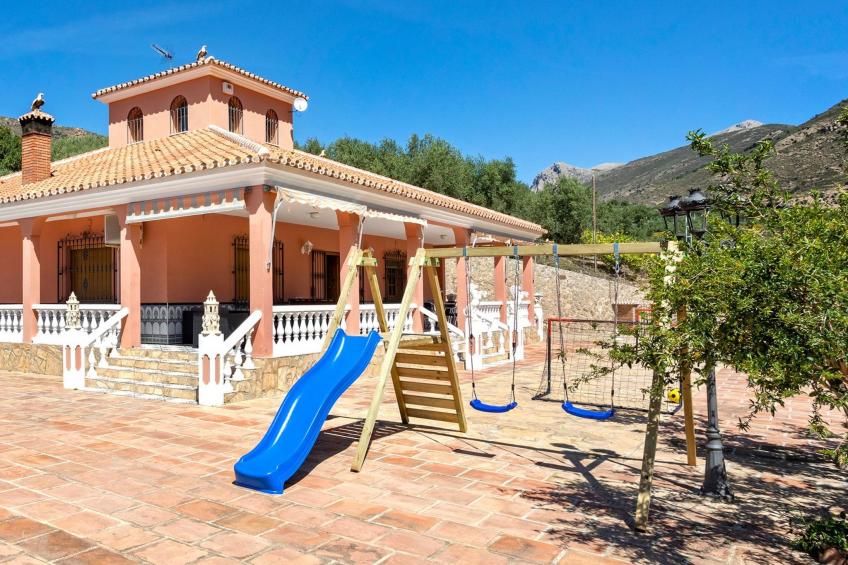 Familienhaus mit großzügigen Außenanlagen - foto 9