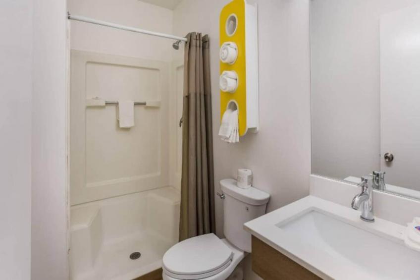 1 Queen Bed  ADA/RI Shower/Non-Smoking - foto 17