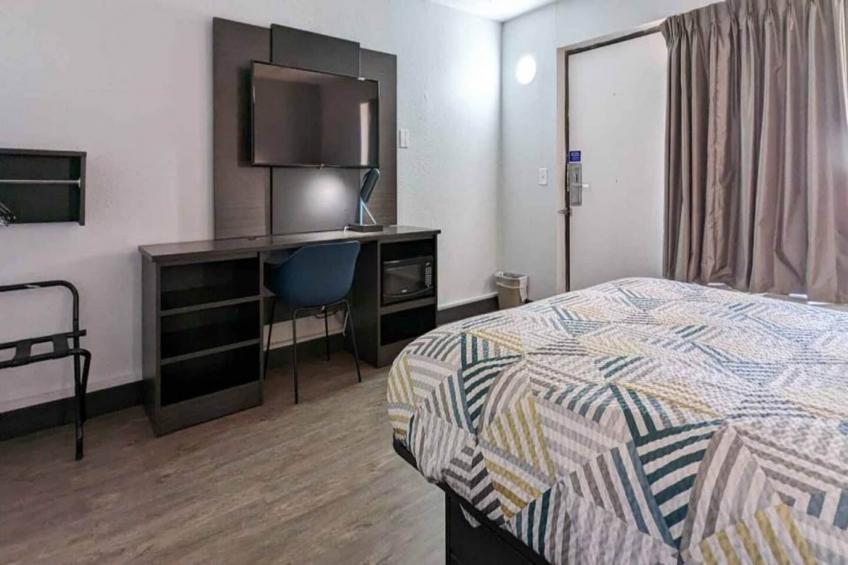 1 Queen Bed  Micfridge - foto 3