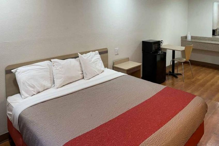 1 King Bed  Non-Smoking Micfridge - foto 3