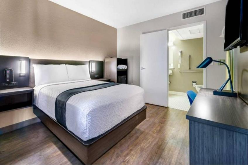 1 Queen Bed  Premium Micfridge - foto 8