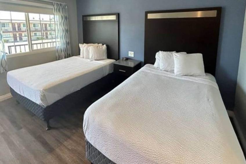 2 Queen Beds  Suite Non-Smoking Micfridge - foto 5