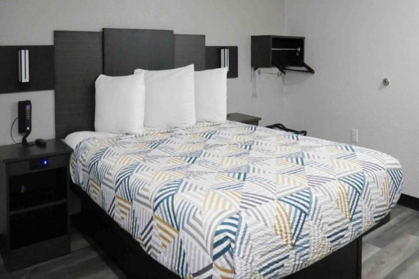 1 Queen Bed  ADA/RI Shower/Nsmk/Kitchen - foto 4