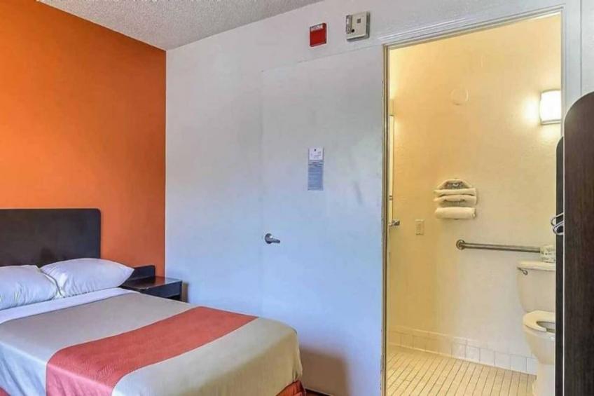 1 Queen Bed  Mini Fridge - foto 24