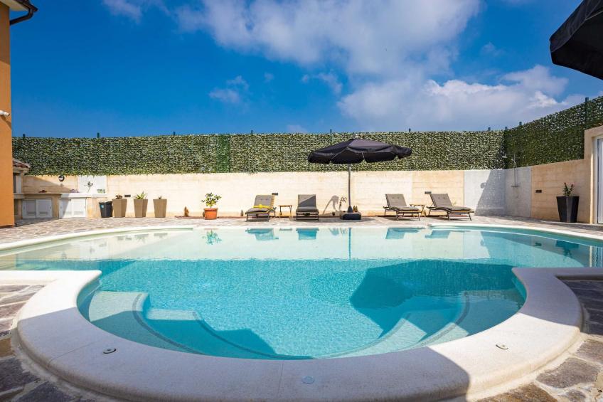 Villa Nur Amela with Pool, Jacuzzi, Darts - foto 11