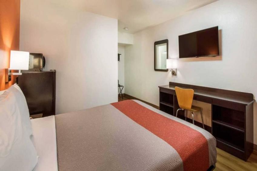 1 Full Bed  ADA/Tub - foto 6