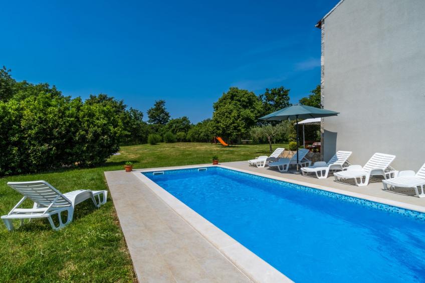 Schönes Haus mit großer grüner Umgebung, Pool - foto 9
