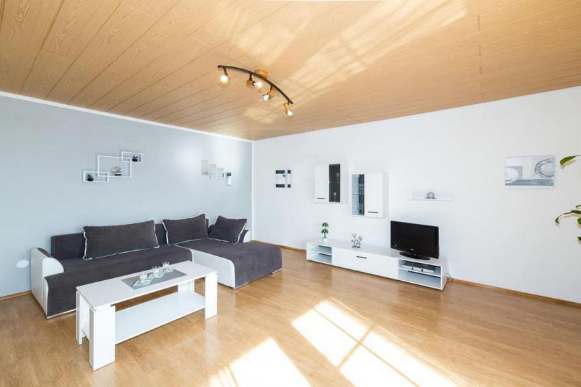 Spacious Holiday Home with Pool and Hot Tub in Kastel Stari - Four Bedroom Holiday Home with Pool - foto 2