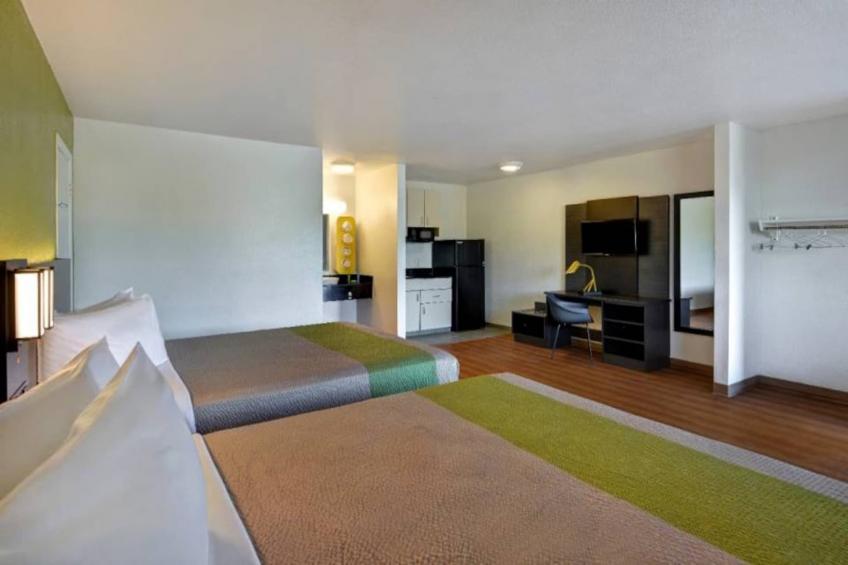 2 Queen Beds  ADA/RI Shower/Kitchen - foto 34