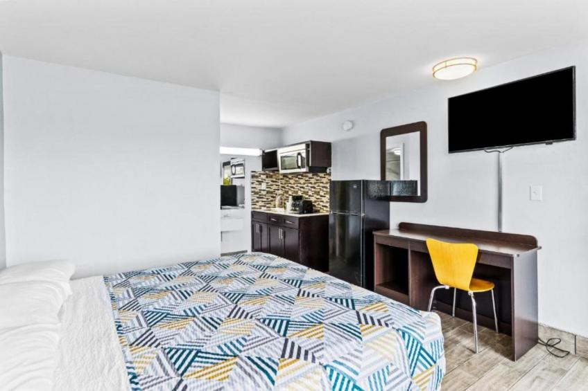 1 Queen Bed  Non-Smoking Kitchen - foto 4