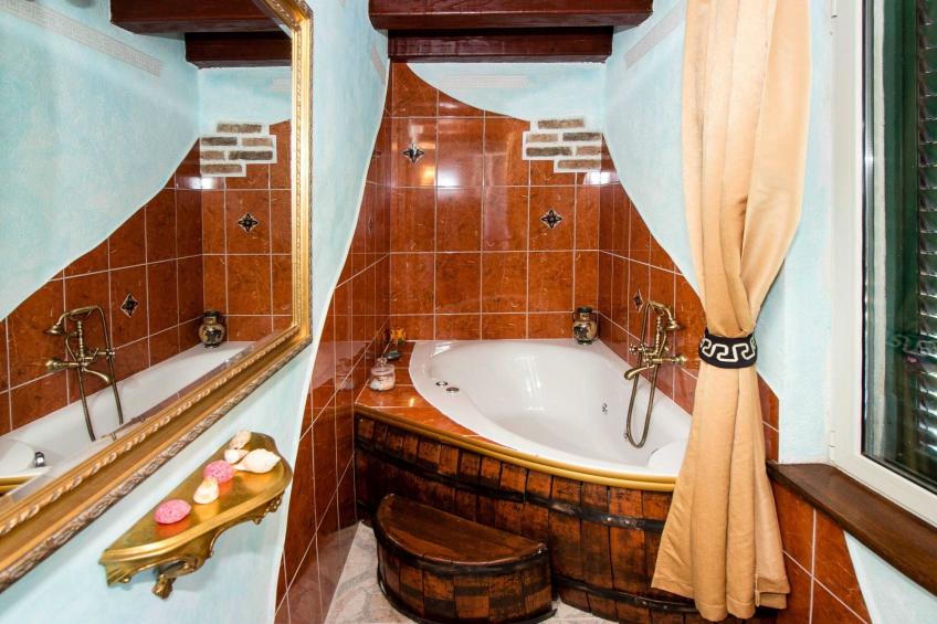 Authentic Dalmatian Hillside Escape with Pool, Sauna & BBQ - Seven Bedroom Holiday Home - foto 17