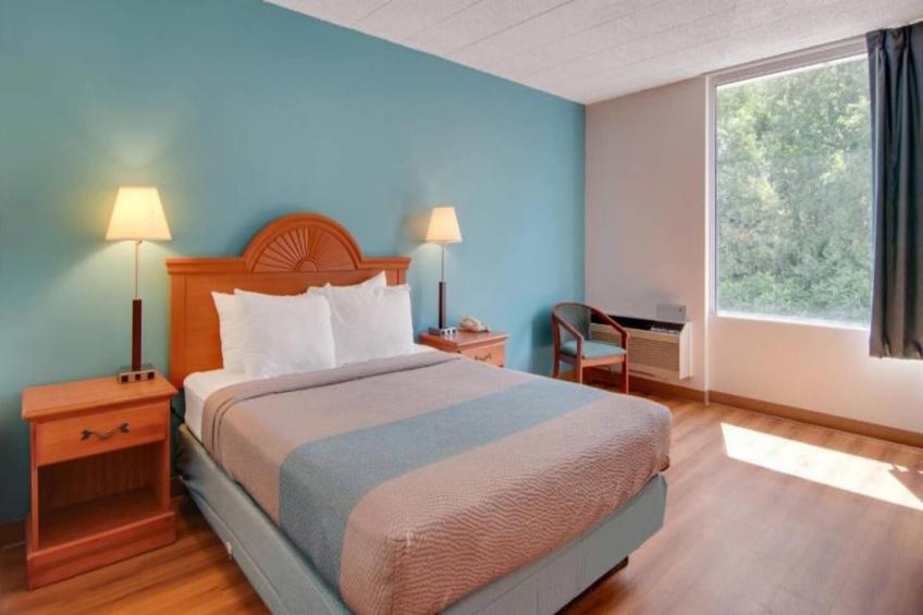 1 Queen Bed  Smoking Micfridge - foto 12