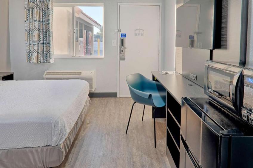 1 Queen Bed  Micfridge Smoking - foto 12