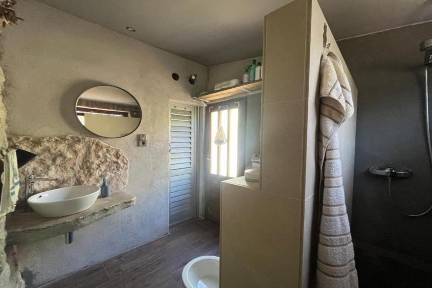 Romantic Stone House and Yard Near Stunning Beach - Two Bedroom Holiday Holiday Home  with  Patio and Terrace - foto 14