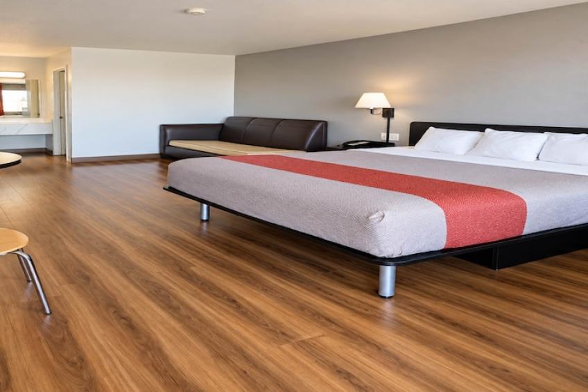 1 King Bed  Non-Smoking Micfridge - foto 3