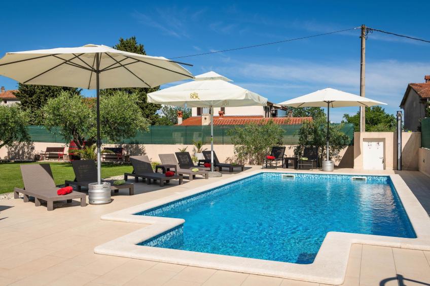 Schöne Villa in ruhiger Stadt mit Pool und BBQ - foto 32