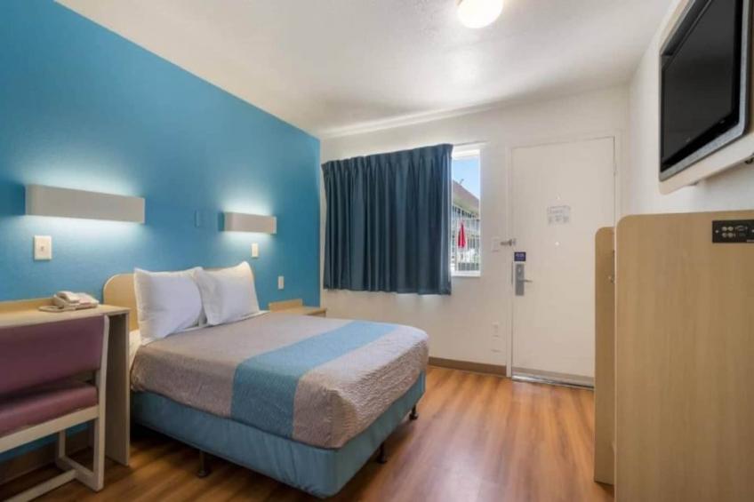 1 Queen Bed  Non-Smoking Micfridge