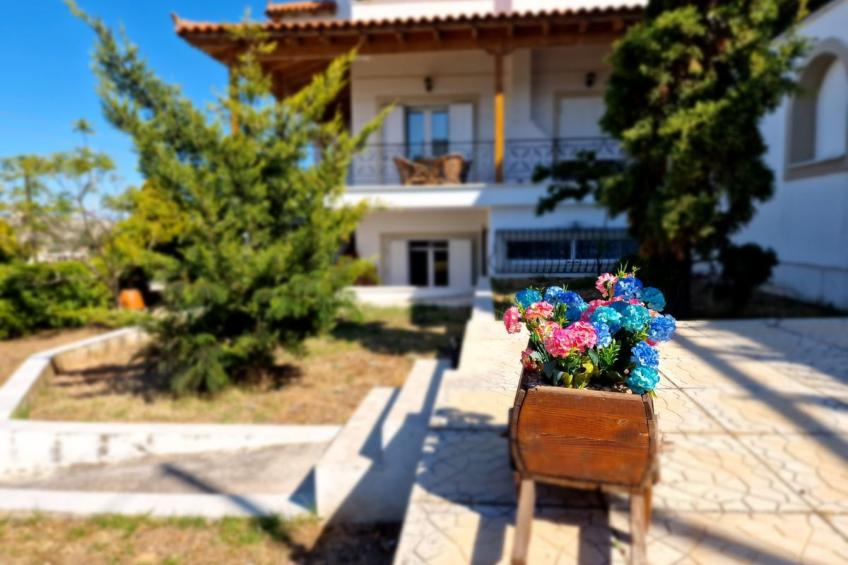 Vollständig umschlossene und großzügig angelegte dreistöckige Ferienvilla mit f