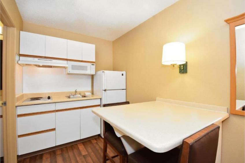 1 Queen Bed  ADA\/RI Shower\/Non-Smoking\/Kitchen - foto 23