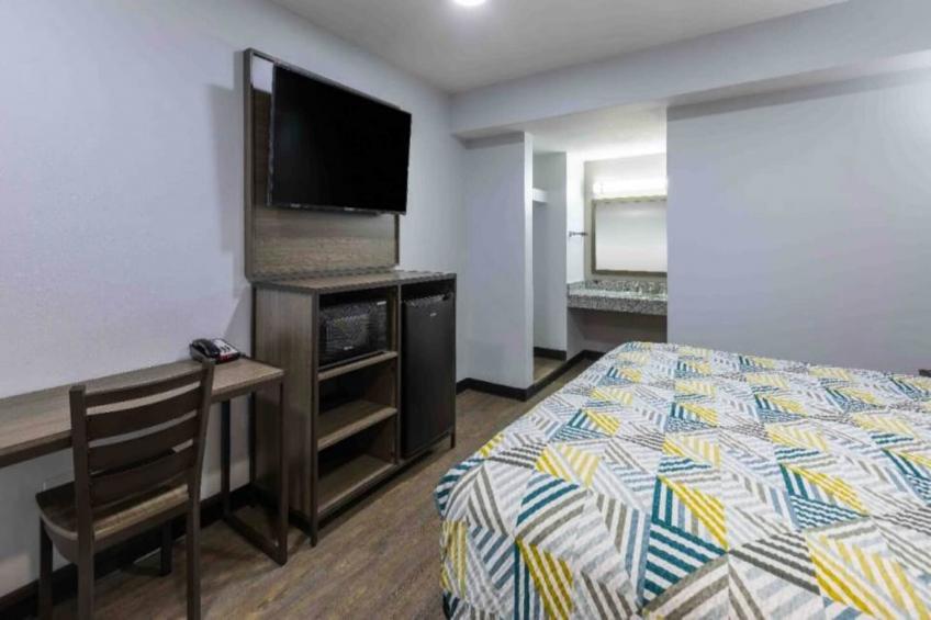 1 Queen Bed  Non-Smoking Kitchen - foto 17