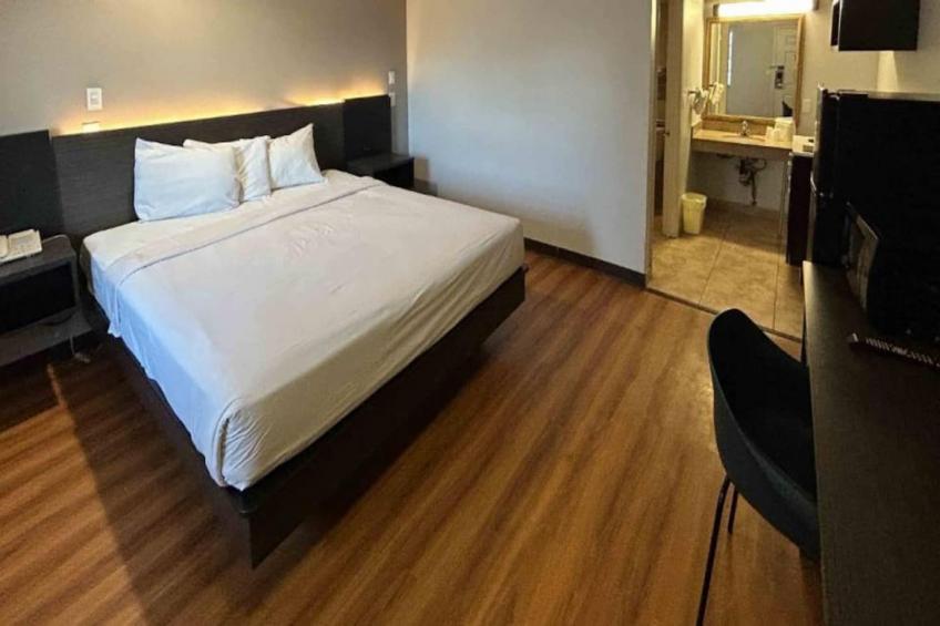 1 King Bed  Smoking Micfridge - foto 3