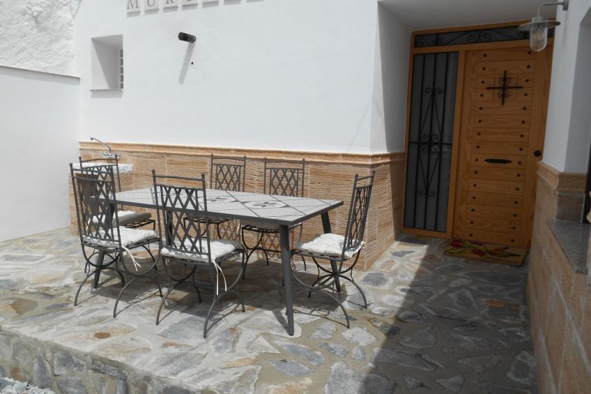 mit Garten und gemeinsamem Pool