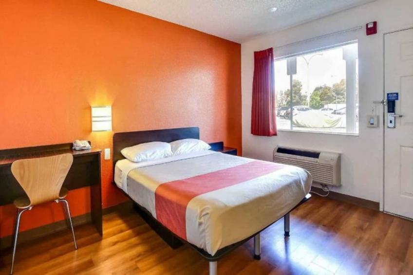 1 King Bed  Deluxe Micfridge - foto 4