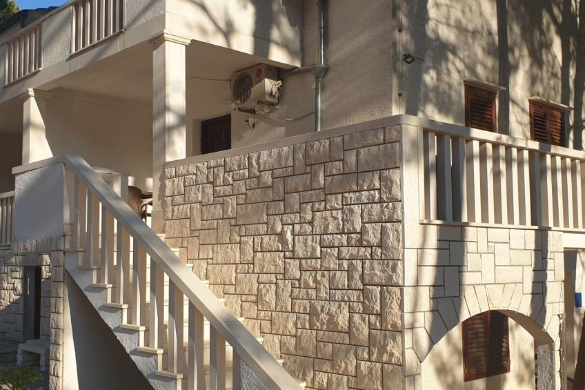 Wohnung in Sveta Nedilja mit privatem Parkplatz - foto 3