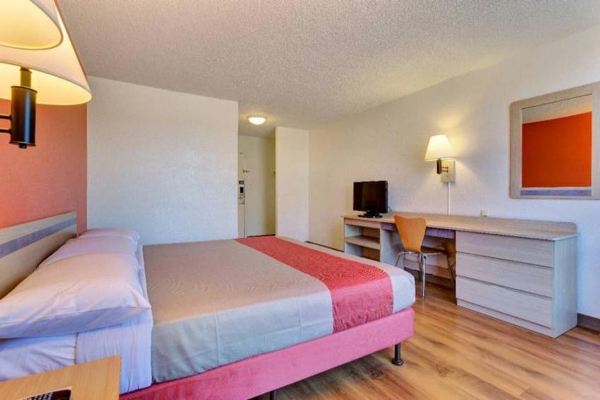 1 King Bed  Non-Smoking Mini Fridge - foto 11