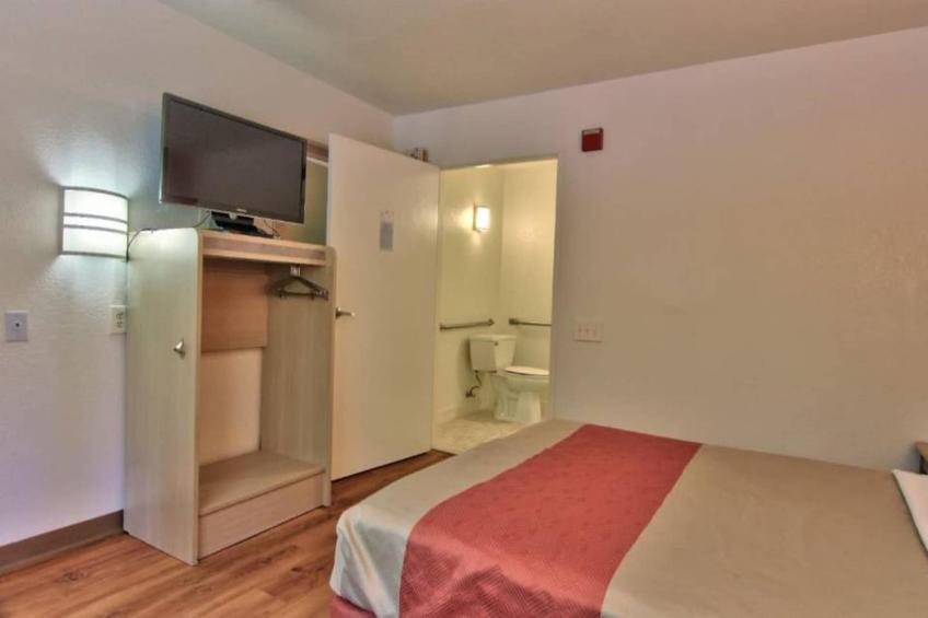 1 Queen Bed  Mini Fridge - foto 19