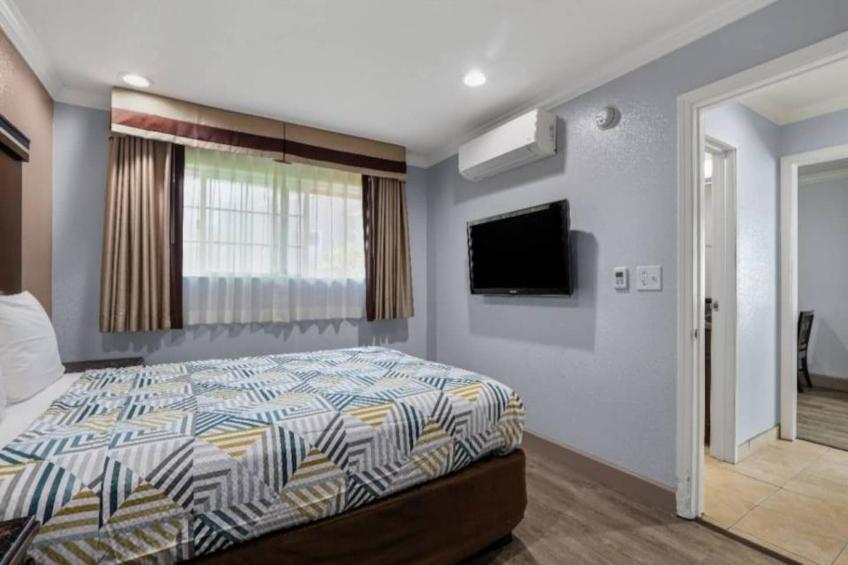 1 Queen Bed  Non-Smoking Micfridge - foto 20