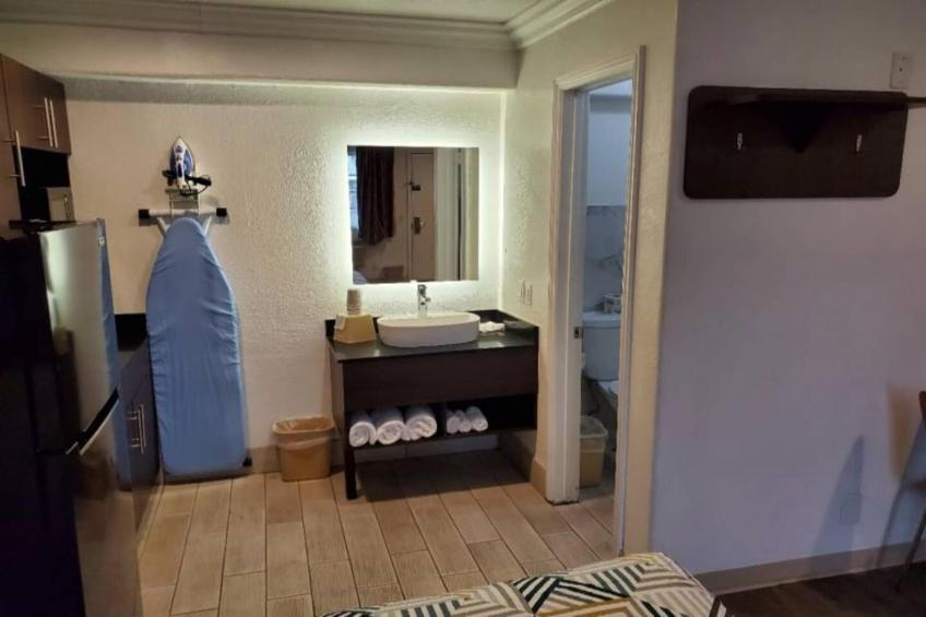 1 Queen Bed  Non-Smoking Kitchen - foto 32
