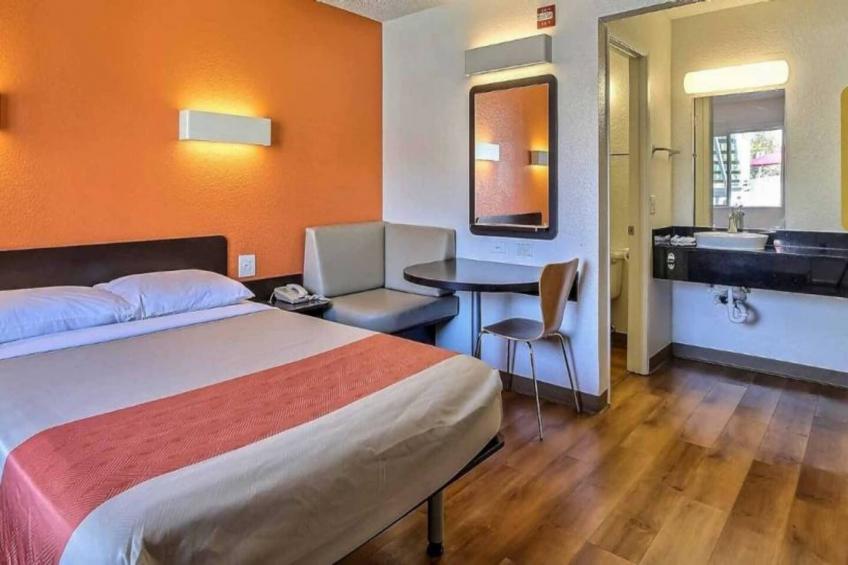 1 Full Bed  ADA/Tub/Mini Fridge - foto 14