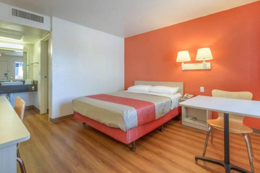 1 Full Bed  ADA/RI Shower/Mini Fridge - foto 14