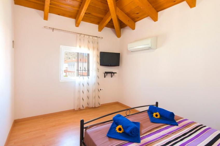 Haus in Kolympia mit Parkplatz und Bergblick - foto 13