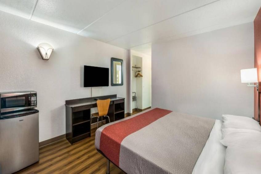 1 King Bed  Non-Smoking Micfridge - foto 10