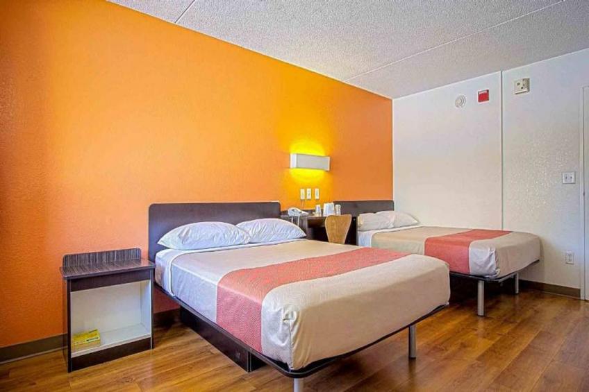 2 Queen Beds  ADA/Tub/Micfridge