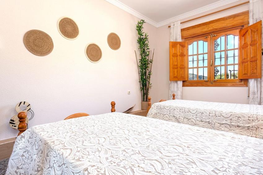 Familienhaus mit großzügigen Außenanlagen - foto 19