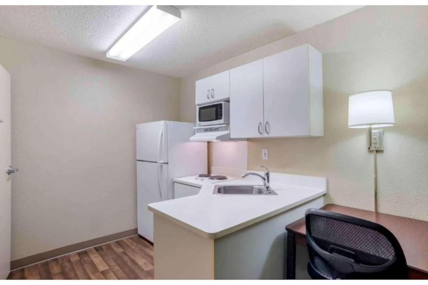 1 King Bed | Non-Smoking, Kitchen, Shower - foto 20